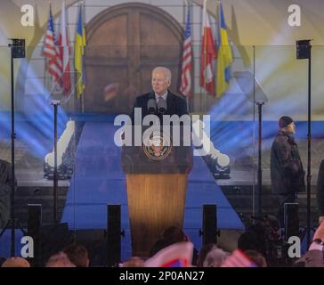 WARSCHAU, POLEN – 21. Februar 2023: Präsident Joe Biden hält in den Gärten der Königlichen Burg in Warschau eine Rede über den Krieg in der Ukraine. Stockfoto