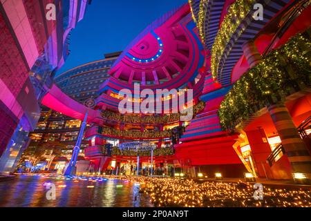 Fukuoka, Japan - Nov. 21 2022: The Canal City, ein Einkaufszentrum, beherbergt Bekleidungsgeschäfte, Restaurants, Geschäfte mit seltenen Charakteren - einschließlich eines Studio Ghibli g. Stockfoto