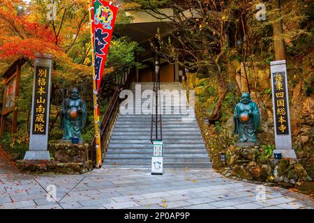 Fukuoka, Japan - Nov. 21 2022: Der Nanzoin-Tempel in Fukuoka beherbergt eine riesige Statue des liegenden Buddha (Nehanzo), der angeblich der größte bron ist Stockfoto