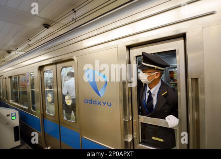 Die Odakyu-Linie verlässt den Bahnhof Shinjuku in Tokio, Japan. Stockfoto