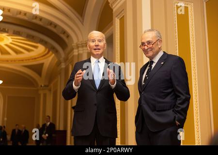 Washington, Usa. 02. März 2023. Präsident Joe Biden und der Mehrheitsführer des Senats Chuck Schumer sprechen während des Mittagessens von Präsident Biden mit den Demokraten des Senats vor der Presse. (Foto: Aaron Schwartz/SOPA Images/Sipa USA) Guthaben: SIPA USA/Alamy Live News Stockfoto