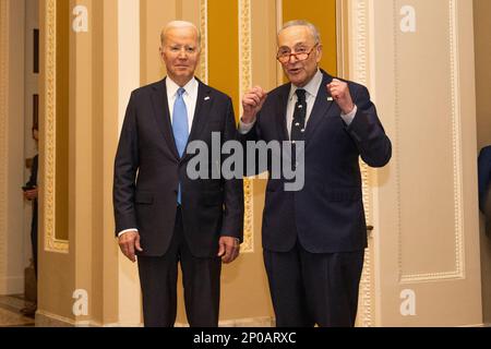 Washington, Usa. 02. März 2023. Präsident Joe Biden und der Mehrheitsführer des Senats Chuck Schumer sprechen während des Mittagessens von Präsident Biden mit den Demokraten des Senats vor der Presse. (Foto: Aaron Schwartz/SOPA Images/Sipa USA) Guthaben: SIPA USA/Alamy Live News Stockfoto