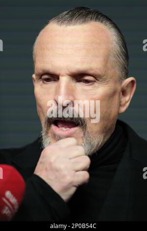 Madrid, Spanien. 02. März 2023. Miguel Bose nimmt an der „Bosé“-Premiere in Madrid Teil. (Foto: Atilano Garcia/SOPA Images/Sipa USA) Guthaben: SIPA USA/Alamy Live News Stockfoto