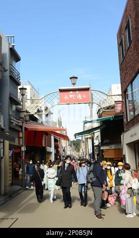 Die geschäftige Fußgängerzone Komachi-dori in Kamakura, Japan. Stockfoto