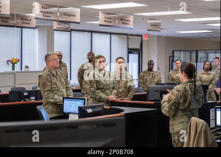 Kaplan (Generalmajor) Randall Kitchens, USA Air Force Chief of Chaplains und Chief Master Sgt. Sadie Chambers, USA Air Force Religion Affairs Karrieremanager, erhalten einen Auftrag im Kommando-, Kontroll- und Kommunikationszentrum der Air Force Mortuary Affairs am Luftwaffenstützpunkt Dover, Delaware, 5. Januar 2023. Stockfoto