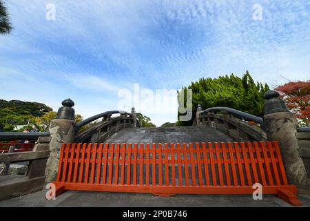 Die berühmte Bogensteinbrücke am Tsurugaoka Hachimangū-Schrein in Kamakura, Japan. Stockfoto