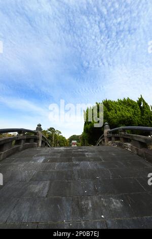 Die berühmte Bogensteinbrücke am Tsurugaoka Hachimangū-Schrein in Kamakura, Japan. Stockfoto