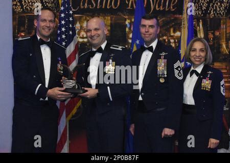 Oberst Benjamin Harrison, 301. Kampfflügelkommandant, Oberstleutnant Michael Senigo, 301. FW-Befehlshaber, Und Chief Master Sgt. Ericka Kelly, pensioniert, überreicht Hauptmann Paul Sayers den Active-Duty Contributor Officer of the Year Award während der FW Annual Awards 2022 301 in Fort Worth, Texas, am 4. Februar 2023. Herzlichen Glückwunsch an die Gewinner und Nominierten. Stockfoto