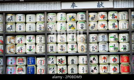 Dekorierte Sake-Fässer am Tsurugaoka Hachimangū-Schrein in Kamakura, Präfektur Kanagawa, Japan. Stockfoto