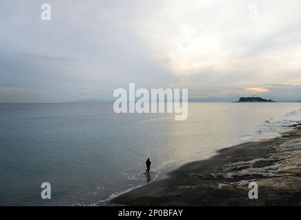 Ein wunderschöner Sonnenuntergang über Enoshima, Sagami Bay, Japan. Stockfoto