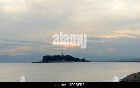 Ein wunderschöner Sonnenuntergang über Enoshima, Sagami Bay, Japan. Stockfoto