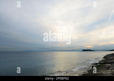 Ein wunderschöner Sonnenuntergang über Enoshima, Sagami Bay, Japan. Stockfoto