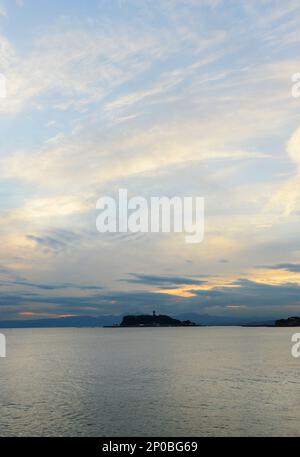 Ein wunderschöner Sonnenuntergang über Enoshima, Sagami Bay, Japan. Stockfoto