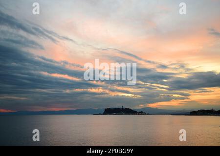 Ein wunderschöner Sonnenuntergang über Enoshima, Sagami Bay, Japan. Stockfoto