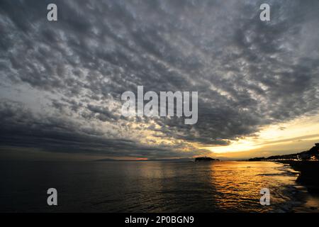 Ein wunderschöner Sonnenuntergang über Enoshima, Sagami Bay, Japan. Stockfoto