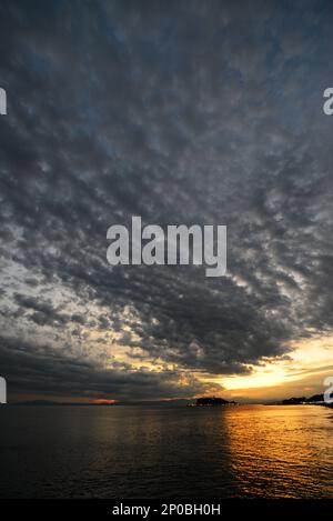 Ein wunderschöner Sonnenuntergang über Enoshima, Sagami Bay, Japan. Stockfoto