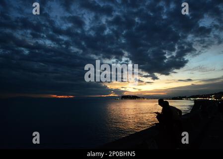 Ein wunderschöner Sonnenuntergang über Enoshima, Sagami Bay, Japan. Stockfoto