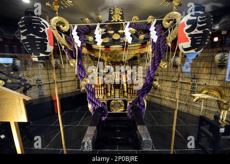 Ein Mikoshi ( religiöse Palanquin ), ausgestellt in der Asakusa Metrostation in Tokio, Japan. Stockfoto