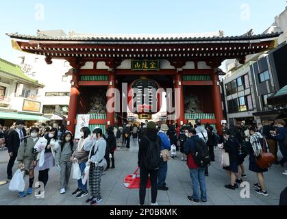 Die riesige rote Laterne am Kaminarimon, buddhistischer Sensō-ji-Tempel in Asakusa, Tokio. Stockfoto