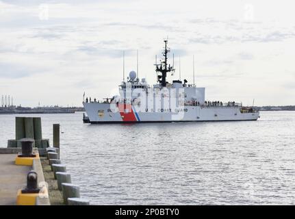 USCGC Bear (WMEC 901) und seine Crew nähern sich dem Pier in Portsmouth, Virginia, am 15. Februar 2023. Bär kehrte nach einem 60-tägigen Einsatz nach Hause zurück, der Missionen zur Sicherheit und Gefahrenabwehr auf See in der Straße von Florida durchführte. Stockfoto