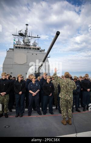 230222-N-TH560-0167 NORFOLK, VA (22. Februar 2023) – Chief of Naval Staff Vice ADM. Rick Cheeseman spricht mit Seeleuten während eines Telefongesprächs an Bord des Ticonderoga-Klasse-Guided-Missile Cruiser USS Gettysburg (CG 64), 22. Februar 2023. Cheeseman besuchte Kommandos am Ufer der Naval Station Norfolk, um über Karriere, Bezahlung und Personaldienste zu sprechen. Stockfoto