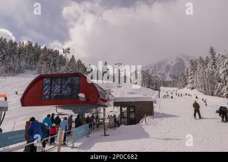 Blick auf die Skipisten und den Skilift im Sundance Resort, auch bekannt als Sundance Mountain Resort, das ein Skigebiet ist, das 13 Meilen (21 km) nördlich liegt Stockfoto