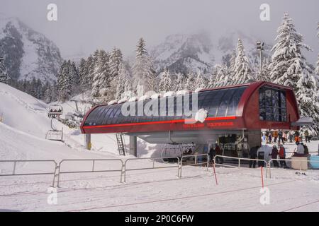 Blick auf die Skipisten und den Skilift im Sundance Resort, auch bekannt als Sundance Mountain Resort, das ein Skigebiet ist, das 13 Meilen (21 km) nördlich liegt Stockfoto