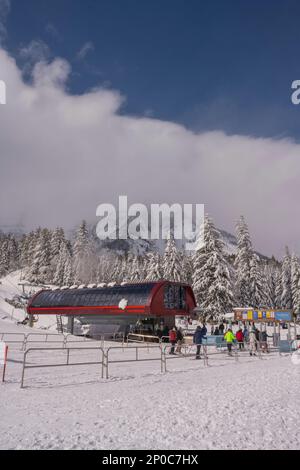 Blick auf die Skipisten und den Skilift im Sundance Resort, auch bekannt als Sundance Mountain Resort, das ein Skigebiet ist, das 13 Meilen (21 km) nördlich liegt Stockfoto
