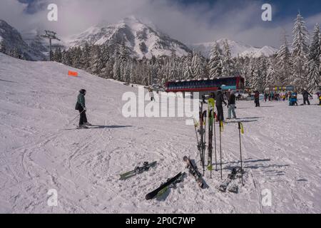 Blick auf die Skipisten und den Skilift im Sundance Resort, auch bekannt als Sundance Mountain Resort, das ein Skigebiet ist, das 13 Meilen (21 km) nördlich liegt Stockfoto