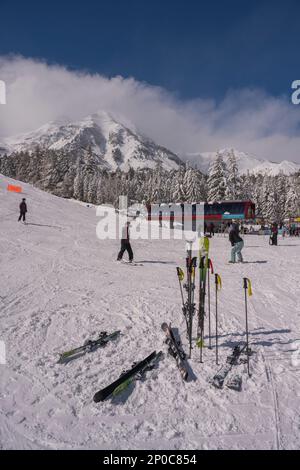 Blick auf die Skipisten und den Skilift im Sundance Resort, auch bekannt als Sundance Mountain Resort, das ein Skigebiet ist, das 13 Meilen (21 km) nördlich liegt Stockfoto