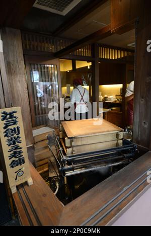 Ein traditioneller japanischer Brötchendampfer in einem kleinen Stockfoto