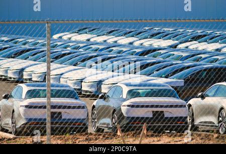 März 01 2023 - Casa Grande, Arizona: Elektroautos außerhalb des Produktionswerks für Elektrofahrzeuge von Lucid Motors. Stockfoto