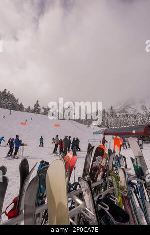 Blick auf die Skipisten und den Skilift im Sundance Resort, auch bekannt als Sundance Mountain Resort, das ein Skigebiet ist, das 13 Meilen (21 km) nördlich liegt Stockfoto