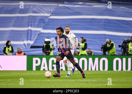 MADRID, SPANIEN - MÄRZ 2: Spieler des FC Barcelona Jules Koundé passt den Ball während des Spiels Copa Del Rey zwischen dem FC Barcelona und dem Real Madrid CF im Santiago Bernabéu Stadion am 2. März 2023 in Madrid, Spanien. (Foto: Sara Aribó/PxImages) Stockfoto