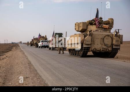 Ein Konvoi von M2A2 Bradley Kampffahrzeugen, zugeordnet zu Charlie Company, 2. Bataillon, 116. Kavallerie-Regiment, Idaho National Guard, Combined Joint Task Force - Operation Inhärent Resolve and Syrian Democratic Forces, führt Patrouillenstopp durch, Syrien, 26. Januar 2023. Mit dem Kampffahrzeug M2A2 Bradley während der Patrouillen wird gezeigt, wie taktische Ausrüstung eingesetzt wird, um unsere Partner bei der dauerhaften Niederlage des ISIS zu beraten, zu unterstützen und zu unterstützen. Stockfoto