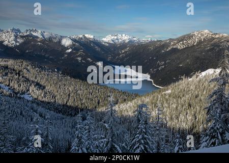 WA23197-00...WASHINGTON - Blick auf den Kachess Lake vom Amabilis Mountain im Okanogan-Wenatchee National Forest. Stockfoto