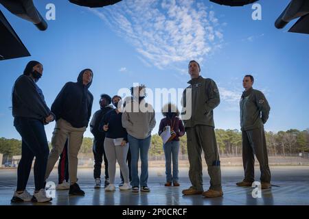 Brigg. General David Mineau, 15. Air Force Vice Commander, informiert Schüler der Goldsboro High School über den F-15E Strike Eagle auf dem Luftwaffenstützpunkt Seymour Johnson, North Carolina, 27. Januar 2023. Mineau sprach mit den Schülern, die in den Leadership Clubs der Schule vertreten sind, über die Fähigkeiten des Strike Eagle und die verschiedenen Möglichkeiten der Kommissionierung, die sie dazu veranlassen könnten, an der F-15E zu arbeiten oder zu fliegen. Stockfoto