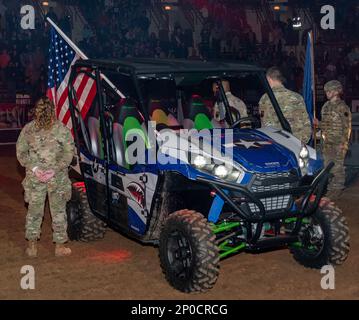 Harrisburg, Pennsylvania – Brig. General James McCormack, Assistant Adjutant General-Army, Pennsylvania National Guard, leistet vor dem Start des Professional Rodeo Cowboys Association Circuit Finals Rodeo am 12. Januar im Rahmen der Pennsylvania Farm Show 2023 den Eid auf die Anwerbung von Rekruten im aktiven Dienst und der Nationalgarde. (Pennsylvania National Guard Foto von Wayne V. Hall) Stockfoto