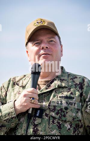 230222-N-TH560-0781 NORFOLK, VA (22. Februar 2023) – Chief of Naval Staff Vice ADM. Rick Cheeseman spricht mit Seeleuten während eines Telefongesprächs an Bord der Guided-Missile Destroyer USS Stout (DDG 55) am 22. Februar 2023. Cheeseman und Personal, Manpower und Training Fleet Master Chief Delbert Terrell Jr. besuchten Kommandos am Ufer der Naval Station Norfolk, um über Karriere, Bezahlung und Personaldienste zu sprechen. Stockfoto