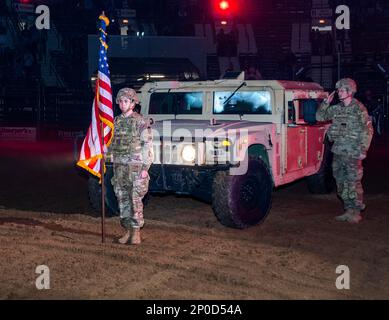 Harrisburg, Pennsylvania – Brig. General James McCormack, Assistant Adjutant General-Army, Pennsylvania National Guard, leistet vor dem Start des Professional Rodeo Cowboys Association Circuit Finals Rodeo am 12. Januar im Rahmen der Pennsylvania Farm Show 2023 den Eid auf die Anwerbung von Rekruten im aktiven Dienst und der Nationalgarde. (Pennsylvania National Guard Foto von Wayne V. Hall) Stockfoto