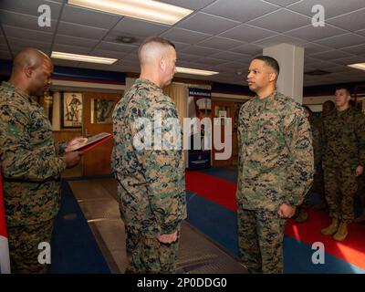 USA Major Frank O. Robinson, der 6. Marinekorps District Sergeant Major, liest den Beförderungsbefehl für Chief Warrant Officer 3 Darnell A. Gervais, Assistant Operation Officer um 6MCD, während seiner Beförderung im 6MCD Hauptquartier, Marine Corps rekrutiert Depot Parris Island, 13. Februar 2023. Gervais, ein Einheimischer von Providence, Rhode Island, wurde öffentlich dafür anerkannt, sich als würdig für den nächsten Durchsuchungsbeamtenrang in den USA erwiesen zu haben Marinekorps. Stockfoto
