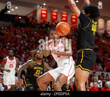 Houston, TX, USA. 2. März 2023. Houston Guard Marcus Sasser (0) spielt den Ball während eines Basketballspiels der NCAA zwischen Houston und Wichita State am 2. März 2023 in Houston. (Kreditbild: © Scott Coleman/ZUMA Press Wire) NUR REDAKTIONELLE VERWENDUNG! Nicht für den kommerziellen GEBRAUCH! Stockfoto