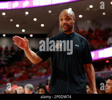 Houston, TX, USA. 2. März 2023. Wichita State Cheftrainer Isaac Brown während eines Basketballspiels der NCAA zwischen Houston und Wichita State am 2. März 2023 in Houston. (Kreditbild: © Scott Coleman/ZUMA Press Wire) NUR REDAKTIONELLE VERWENDUNG! Nicht für den kommerziellen GEBRAUCH! Stockfoto