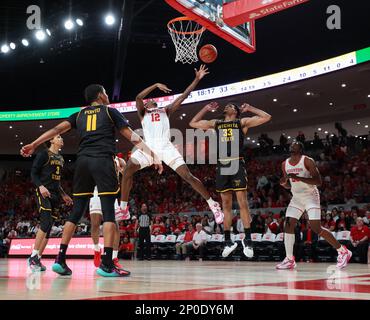 Houston, TX, USA. 2. März 2023. Houston Guard Tramon Mark (12) geht beim Basketballspiel des NCAA College zwischen Houston und Wichita State am 2. März 2023 in Houston in den Korb. (Kreditbild: © Scott Coleman/ZUMA Press Wire) NUR REDAKTIONELLE VERWENDUNG! Nicht für den kommerziellen GEBRAUCH! Stockfoto