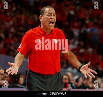 Houston, TX, USA. 2. März 2023. Houston Cheftrainer Kelvin Sampson während eines Basketballspiels der NCAA zwischen Houston und Wichita State am 2. März 2023 in Houston. (Kreditbild: © Scott Coleman/ZUMA Press Wire) NUR REDAKTIONELLE VERWENDUNG! Nicht für den kommerziellen GEBRAUCH! Stockfoto