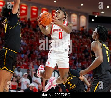 Houston, TX, USA. 2. März 2023. Houston Guard Marcus Sasser (0) geht beim Basketballspiel der NCAA zwischen Houston und Wichita State am 2. März 2023 in Houston in den Korb. (Kreditbild: © Scott Coleman/ZUMA Press Wire) NUR REDAKTIONELLE VERWENDUNG! Nicht für den kommerziellen GEBRAUCH! Stockfoto