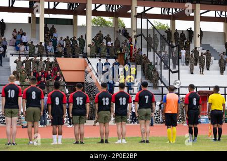 DILI, TIMOR-LESTE (10. FEBRUAR 2023) – USA Marines sind der 13. Marineexpeditionstruppe, USA, zugeteilt Marinesoldaten, die der Zerstörerstaffel 7 und der Amphibienladerampe USS John P. Murtha (LPD 26) zugeteilt wurden, und die Führer und das Volk Timor-Lestes stehen für das Spiel der Nationalhymnen beider Länder während der Eröffnungszeremonie der Zusammenarbeit über Wasser bereit und Ausbildung/Meeresübung Timor-Leste, Februar 10. CARAT/MAREX Timor-Leste ist eine bilaterale Übung zwischen Timor-Leste und den Vereinigten Staaten, die darauf abzielt, die regionale Sicherheitskooperation zu fördern, die maritime PA aufrechtzuerhalten und zu stärken Stockfoto