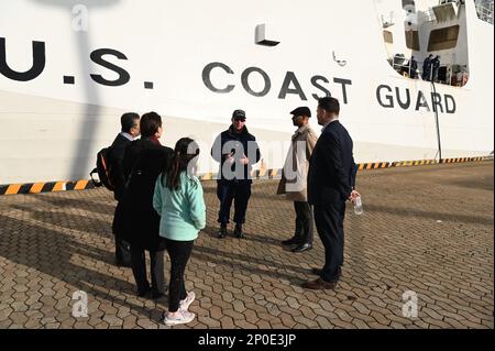 USA Coast Guard Cutter Kimball (WMSL 756) Commanding Officer Capt. Thomas D’Arcy spricht mit Chuka Asike, dem Leitenden Offizier der USA Konsulat Fukuoka und Konsulatspersonal nach dem Kimball, der am 10. Februar 2023 in Kagoshima, Japan, festgemacht wurde. Kimballs Besatzung ist in Kagoshima, um gemeinsame Schulungen und einen professionellen Austausch mit Mitgliedern der japanischen Küstenwache durchzuführen und damit eine Kooperationsvereinbarung auszubauen, die 2022 zwischen den beiden Seeverkehrsdiensten unterzeichnet wurde und mit der die Operation SAPPHIRE, eine Daueroperation zur Stärkung der Beziehungen, zur Verstärkung bilateraler Engagements, eingeführt wurde; Und konzentrieren Sie sich auf die Aufrechterhaltung eines fre Stockfoto