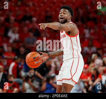 Houston, TX, USA. 2. März 2023. Houston Guard Jamal Shead (1) signalisiert seinen Teamkollegen während eines Basketballspiels der NCAA zwischen Houston und Wichita State am 2. März 2023 in Houston. (Kreditbild: © Scott Coleman/ZUMA Press Wire) NUR REDAKTIONELLE VERWENDUNG! Nicht für den kommerziellen GEBRAUCH! Stockfoto