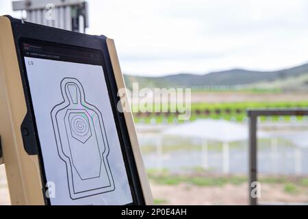 Ein Tablet zeigt Schützen und Trainern im Hathcock Range auf der Marine Corps Air Station Miramar mit dem Low-Bar-System „Location of Miss and Hit“ am 30. Januar 2023 genaue Drehorte an. Das LOMAH-System mit niedrigem Balken kann Schüsse auf dem Ziel innerhalb einer Abweichung von 17 Millimetern verfolgen. Stockfoto